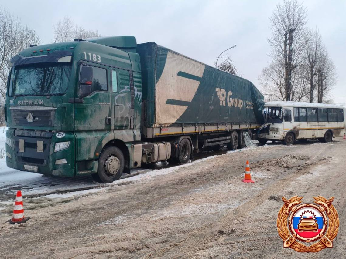 В Твери автобус протаранил припаркованные автомобили