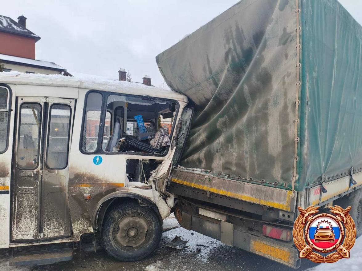 В Твери автобус протаранил припаркованные автомобили