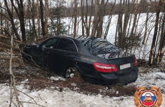 Mercedes вылетел в кювет в Тверской области Mercedes