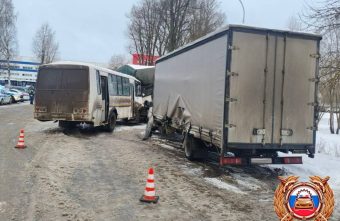 В Твери автобус протаранил припаркованные автомобили