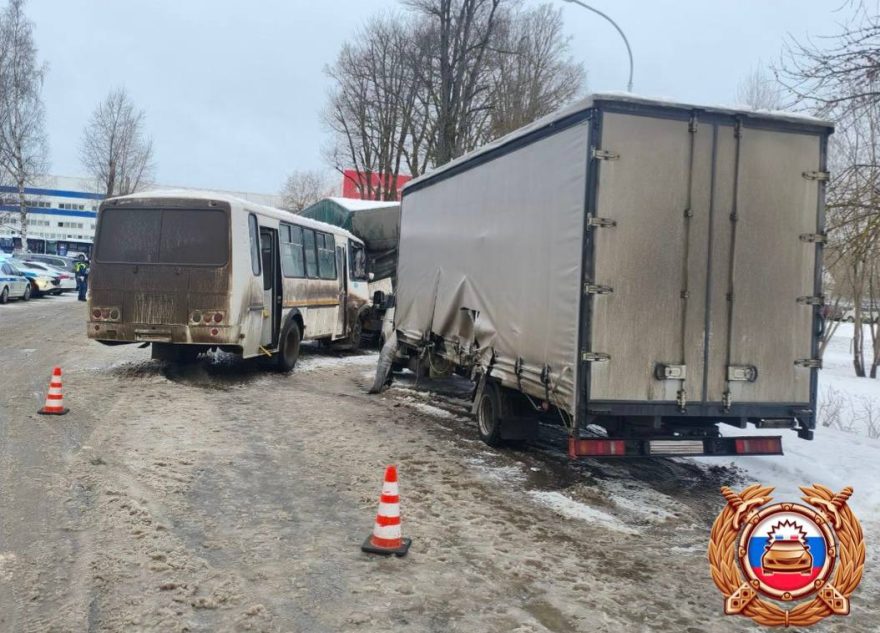 В Твери автобус протаранил припаркованные автомобили
