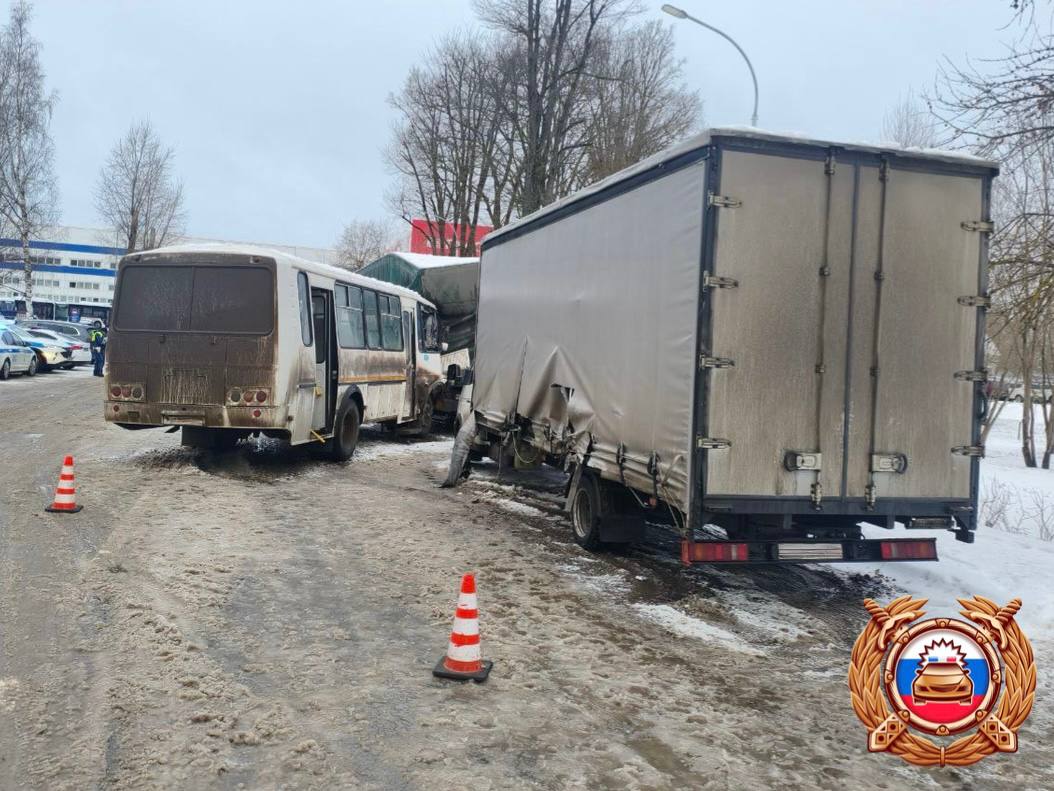 В Твери автобус протаранил припаркованные автомобили