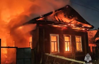 В Тверской области загорелись два нежилых дома загорелись