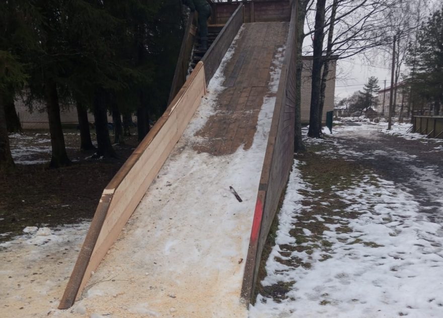 В Оленино отремонтировали детскую зимнюю горку