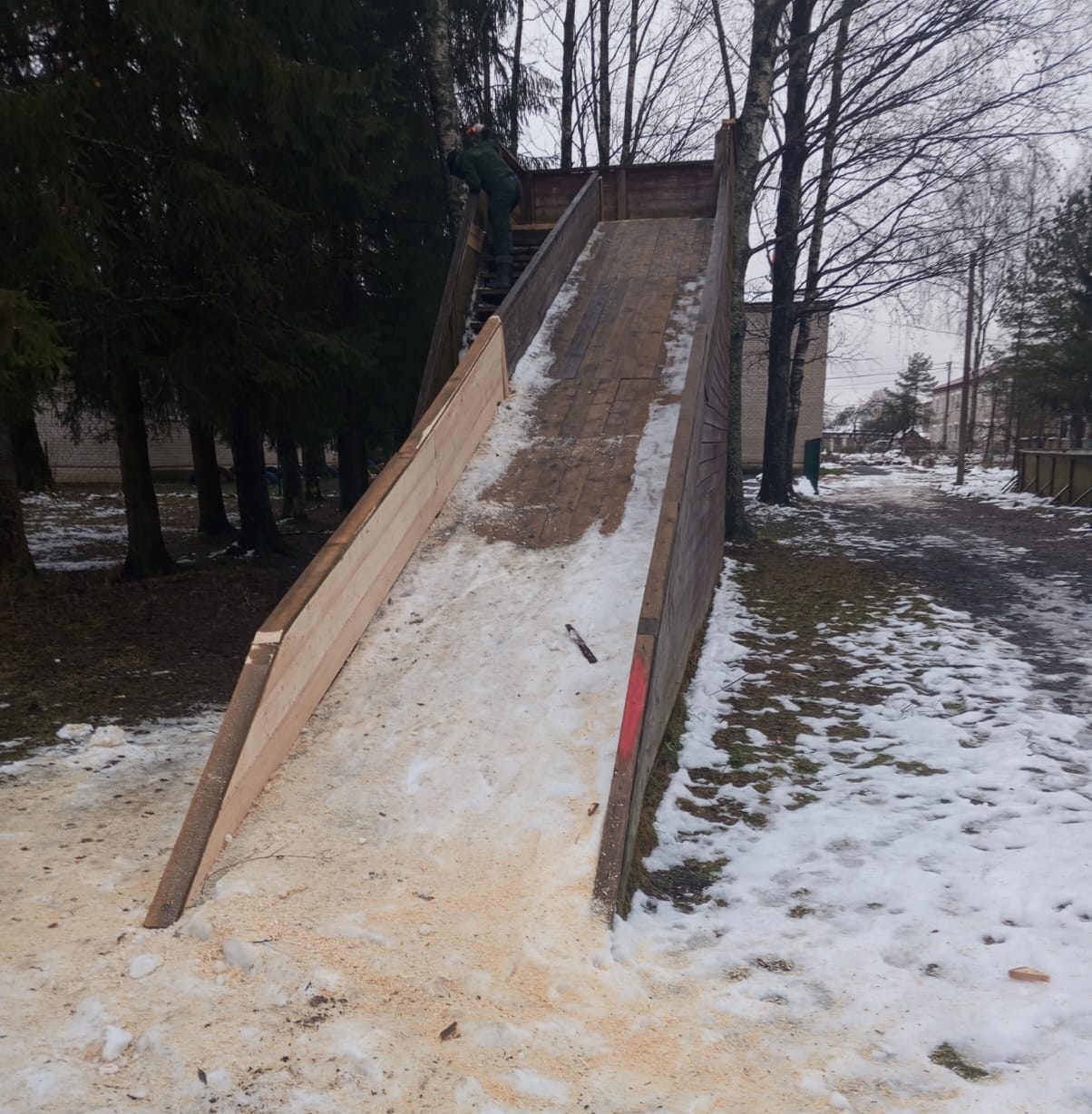 В Оленино отремонтировали детскую зимнюю горку