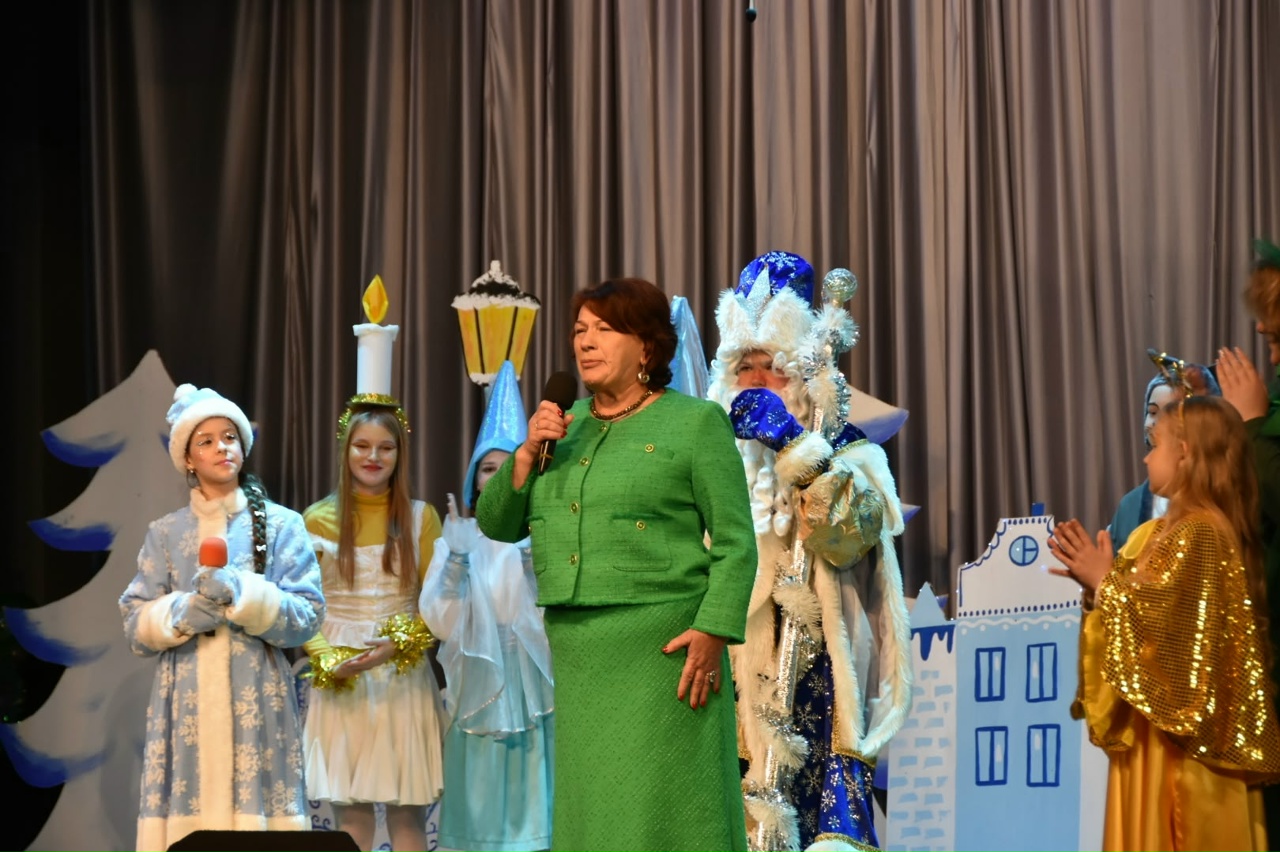 В Вышнем Волочке зажглись огни главной ёлки округа