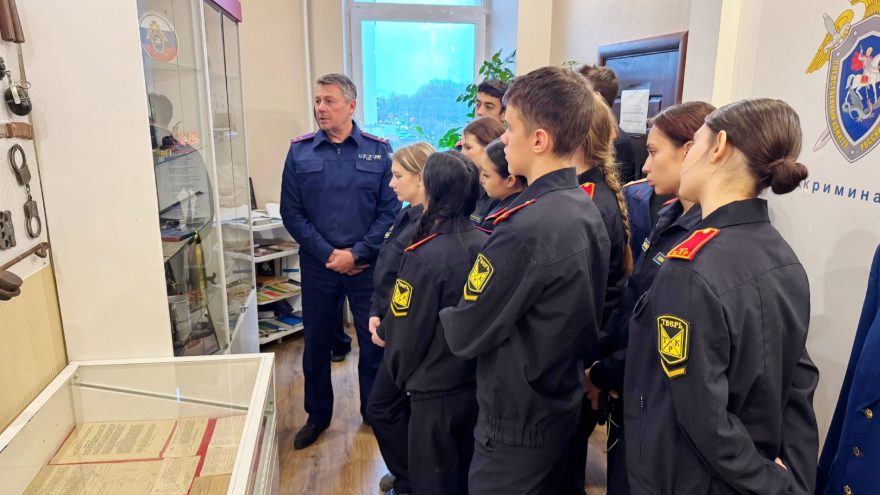 В День Героев Отечества офицер СК встретился с кадетами профильного класса