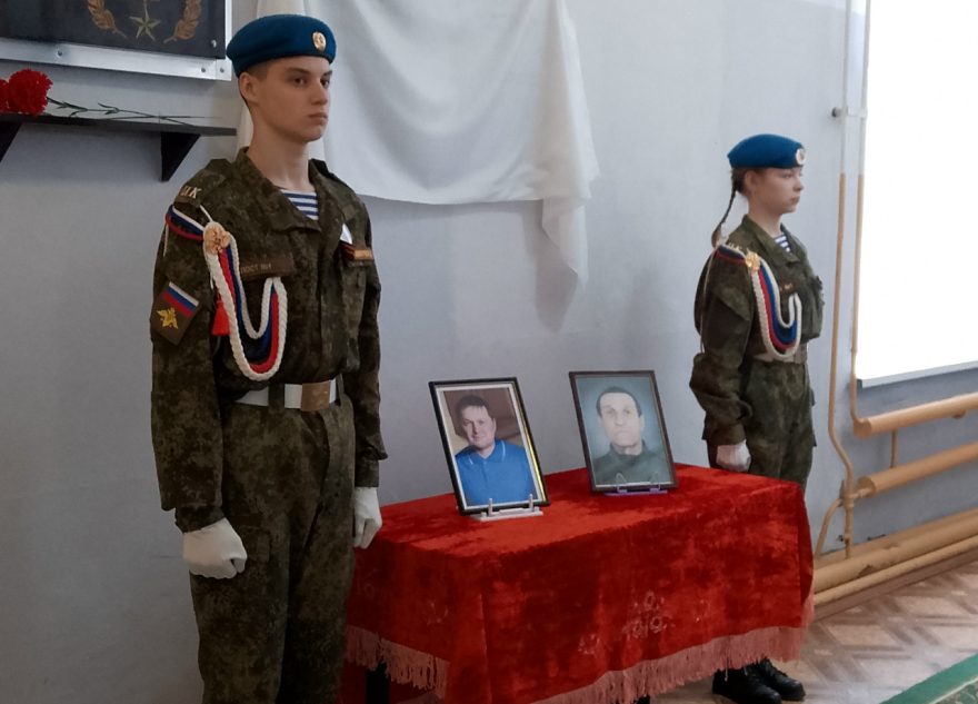 В память о погибших бойцах СВО в Андреаполе открыли мемориальные доски