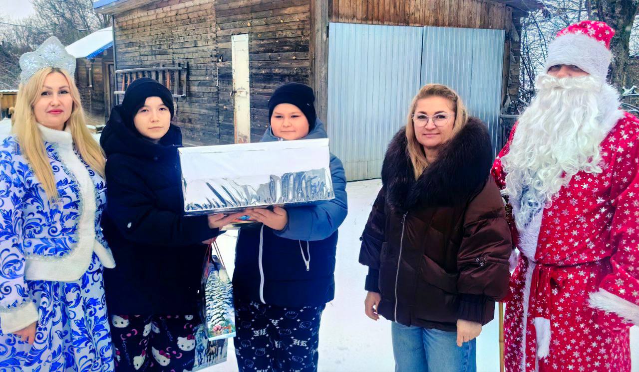 Партийцы подарили новогоднее чудо детям участников СВО в Сандовском округе
