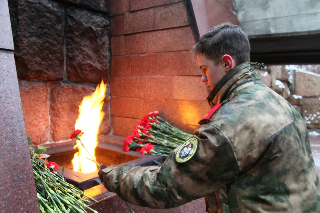 Полковник юстиции и кадеты возложили цветы к Обелиску Победы в Твери