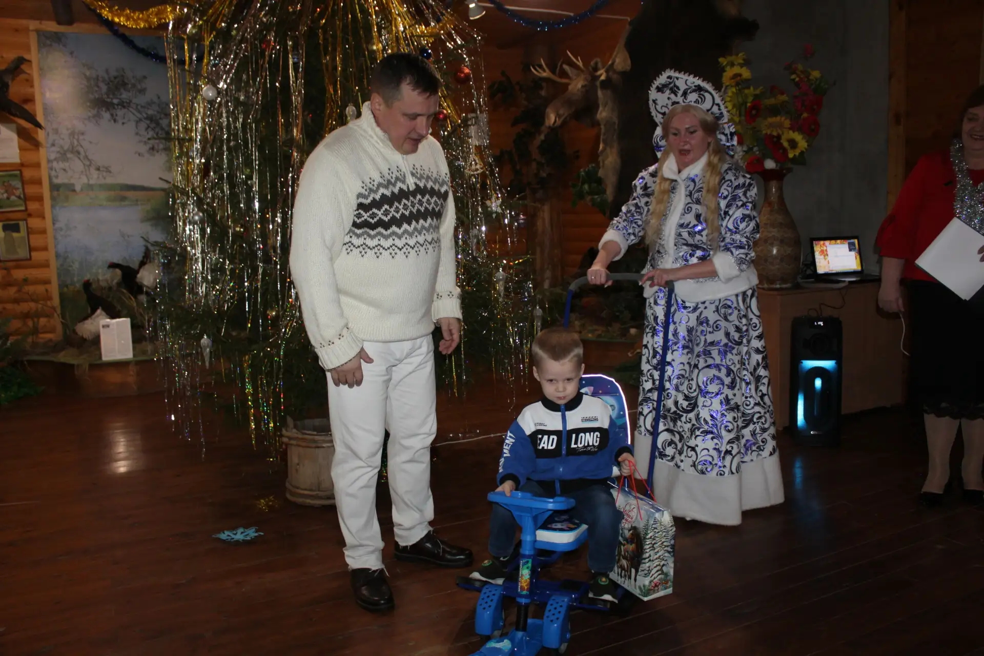 Партийцы подарили новогоднее чудо детям участников СВО в Сандовском округе