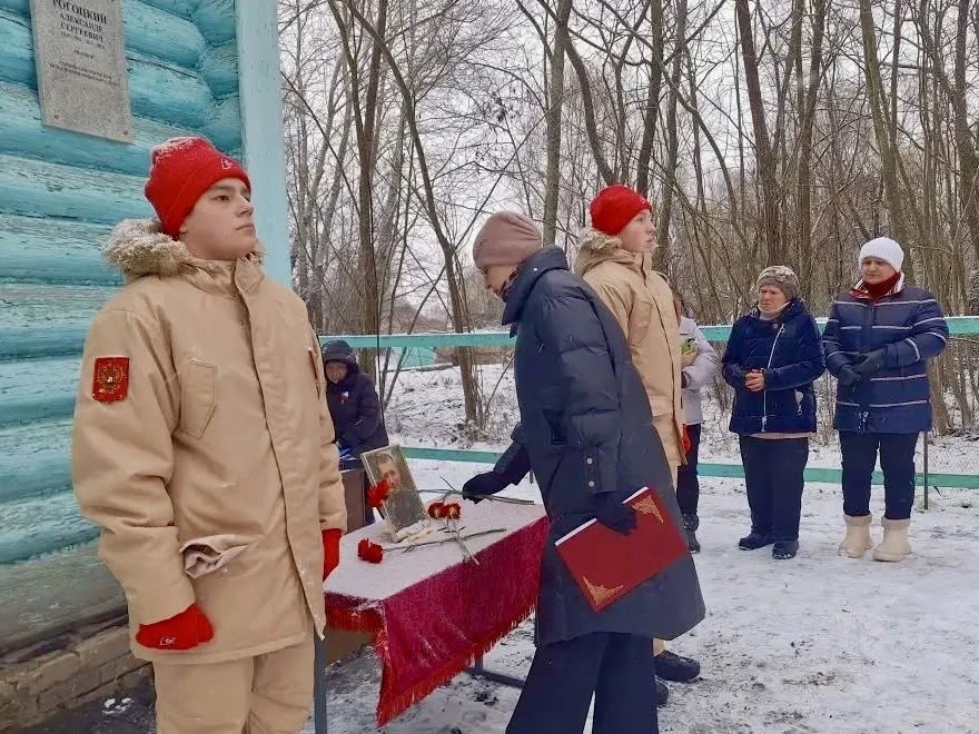 На школе в Тверской области установили табличку в память о герое СВО Александре Рогоцком
