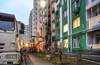 В жилом доме, пострадавшем в результате отражения атаки БПЛА в Твери, ведутся восстановительные работы БПЛА