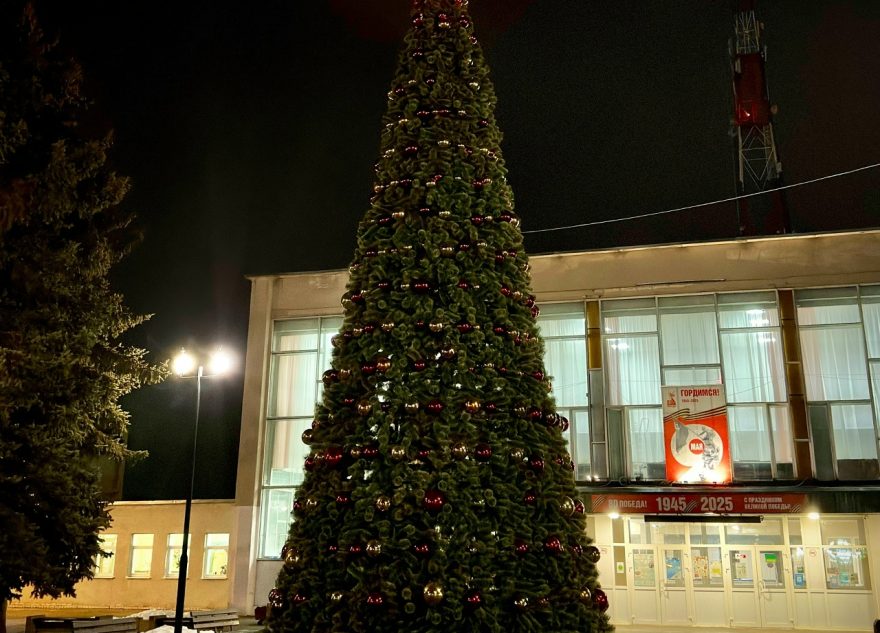 Город в Тверской области начали украшать к Новому году