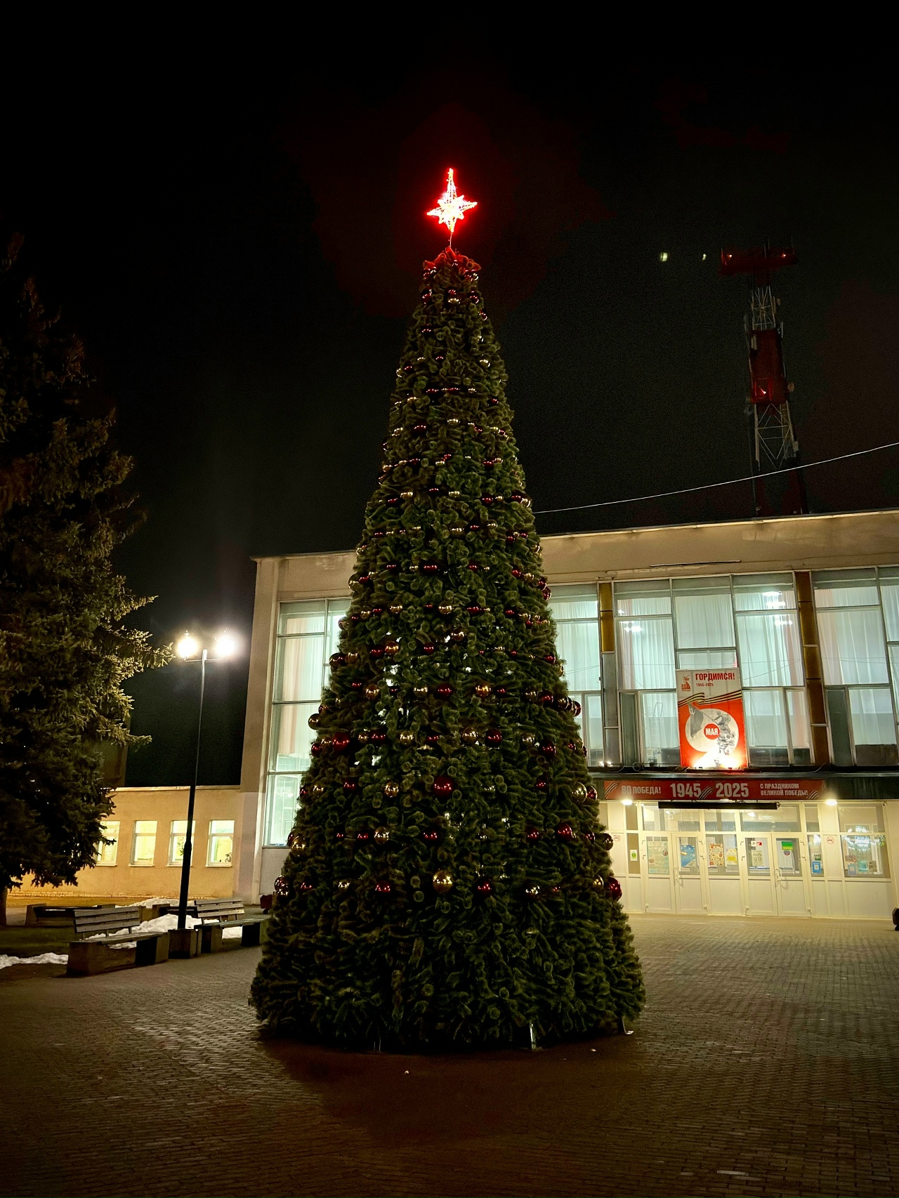 Город в Тверской области начали украшать к Новому году