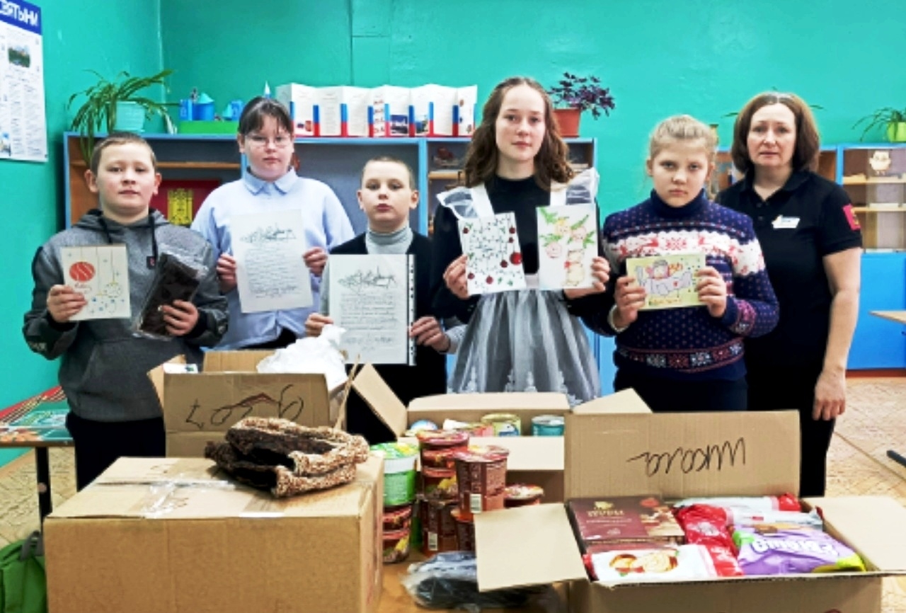 Школьники из Андреаполя собрали вместе с родителями партию гумпомощи для бойцов СВО