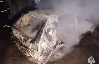 В гаражном кооперативе в Твери загорелся автомобиль В гаражном кооперативе в Твери загорелся автомобиль