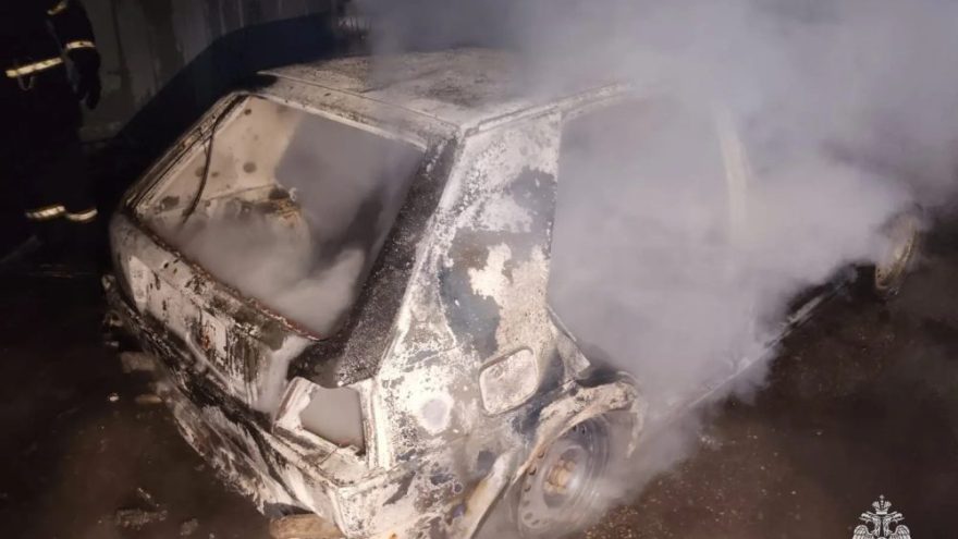 В гаражном кооперативе в Твери загорелся автомобиль