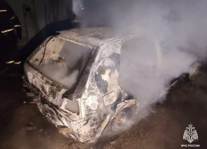 В гаражном кооперативе в Твери загорелся автомобиль