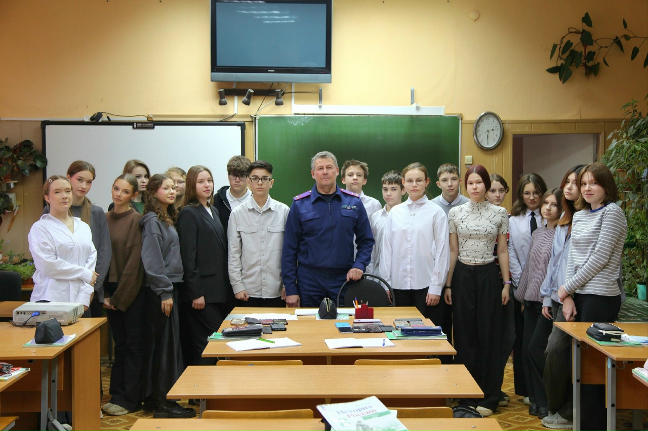 Офицер Следственного комитета рассказал школьникам о памятной для России дате