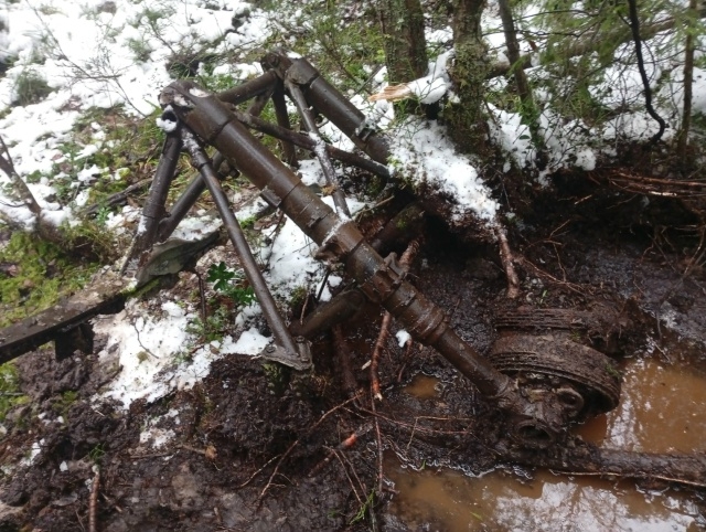 Бронекорпус самолёта-штурмовика обнаружили в тверских лесах
