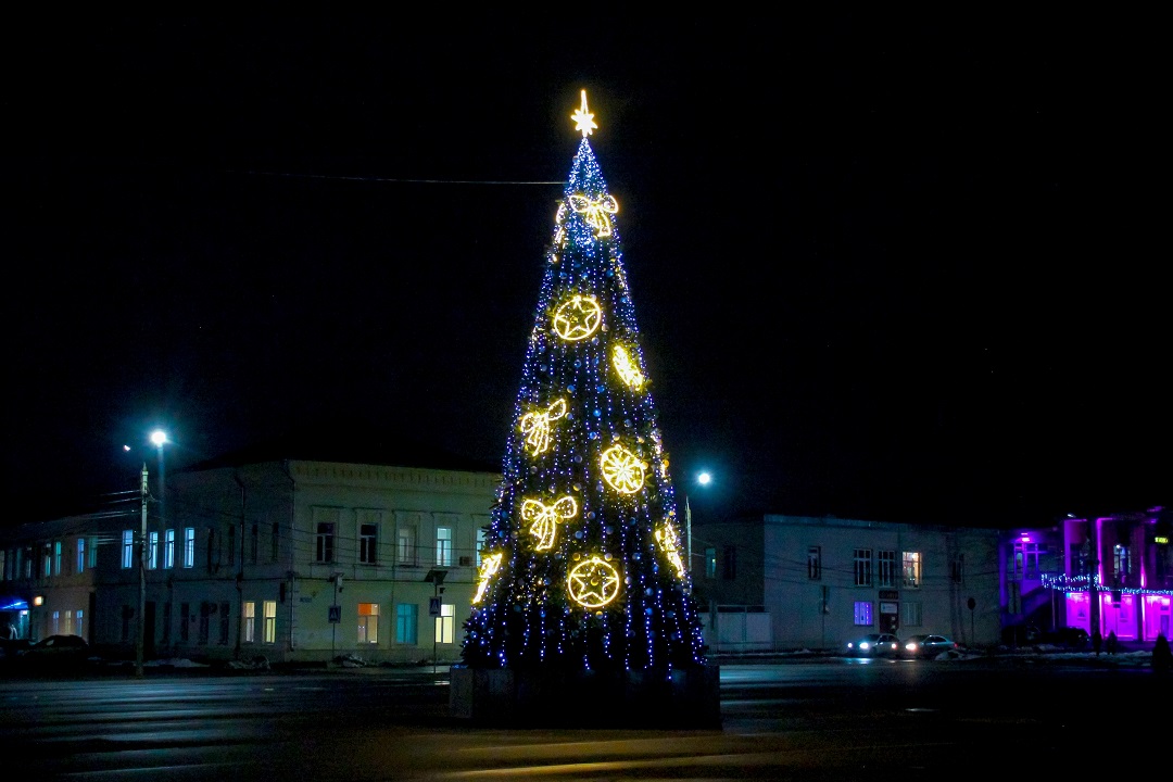 Главная новогодняя ель в Тверской области вызвала неоднозначную реакцию горожан