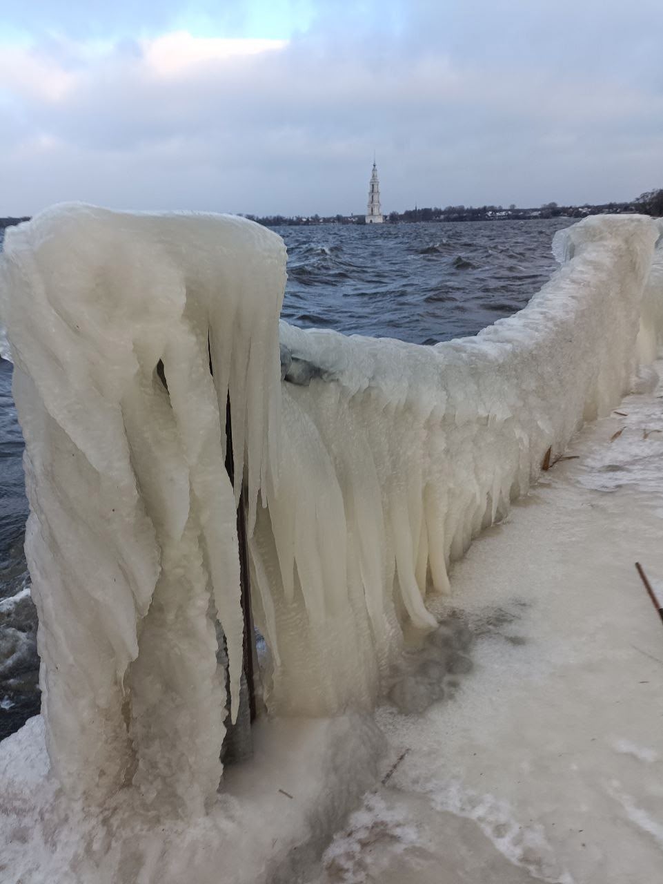 На набережной в Тверской области появился ледяной музей