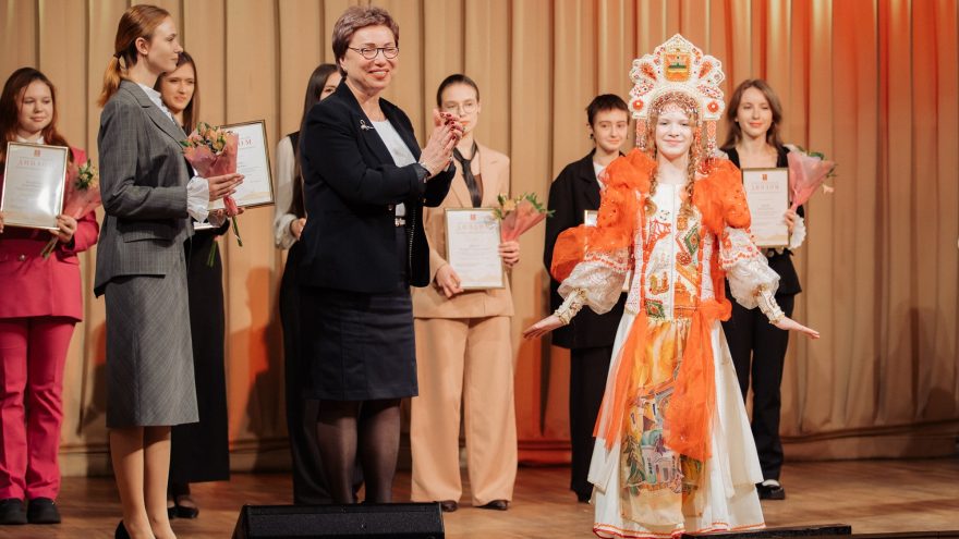 чествовали