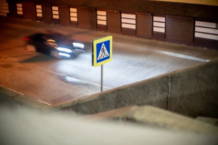 В Тверской области автомобиль сбил женщину, переходившую дорогу в неположенном месте автомобиль