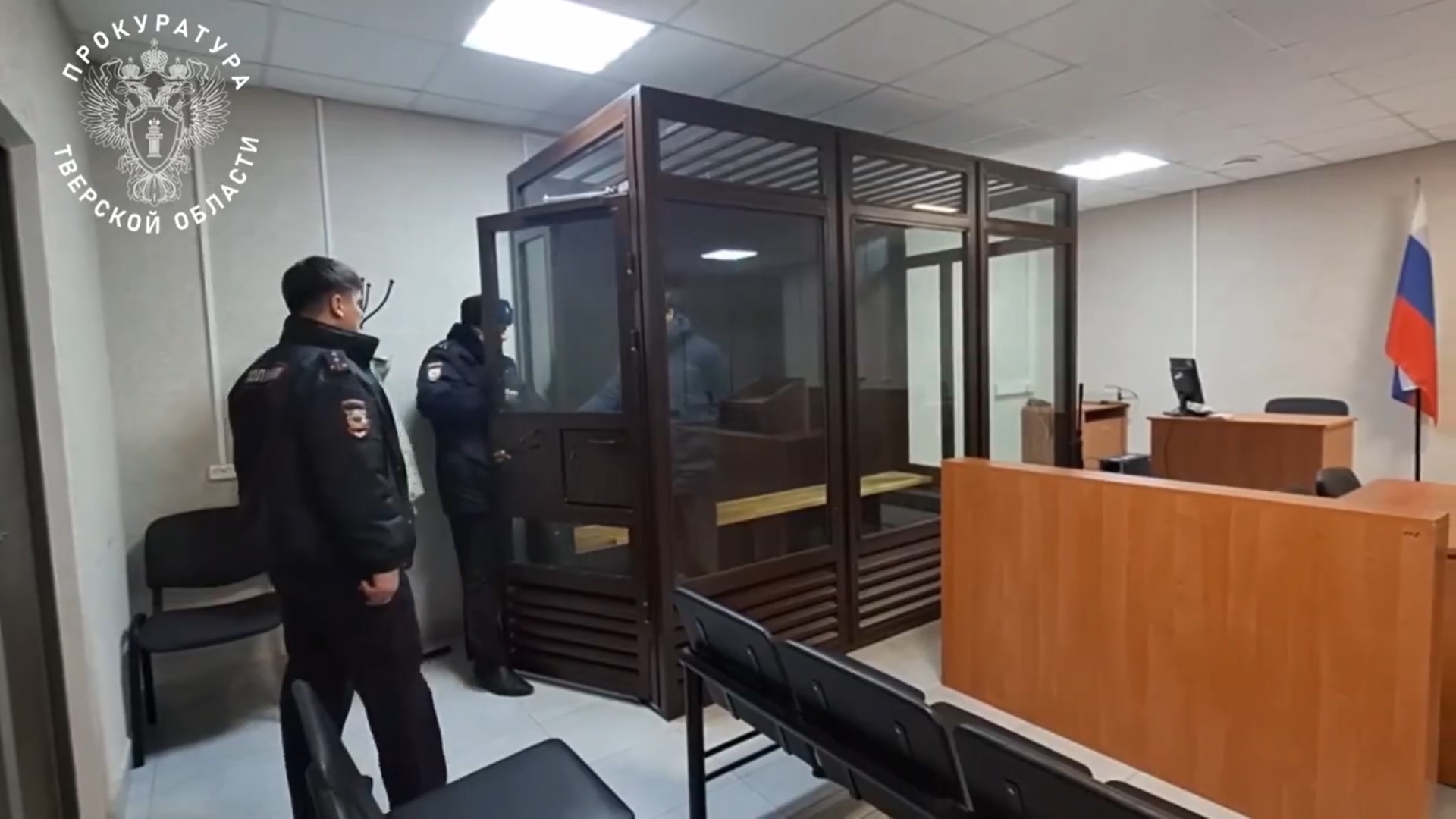 По реке в Твери расползлись нефтяные пятна