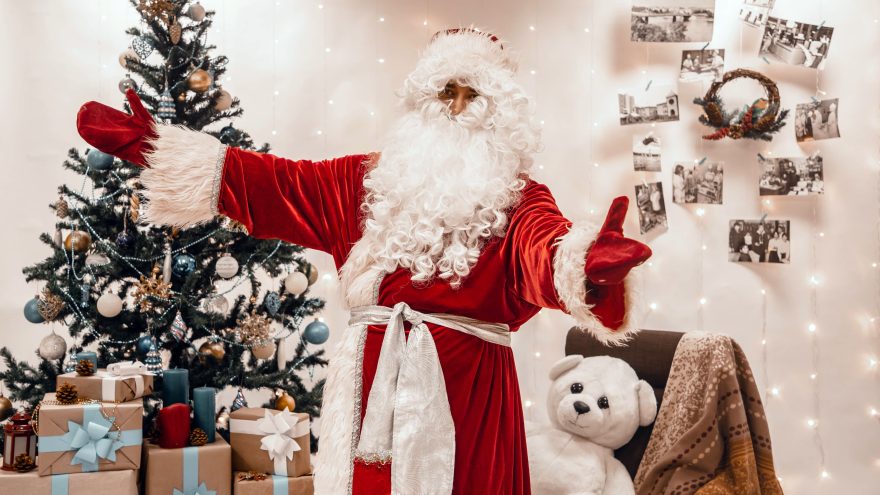 Расскажи, Снегурочка: в России вновь заработала горячая линия Деда Мороза и его помощников