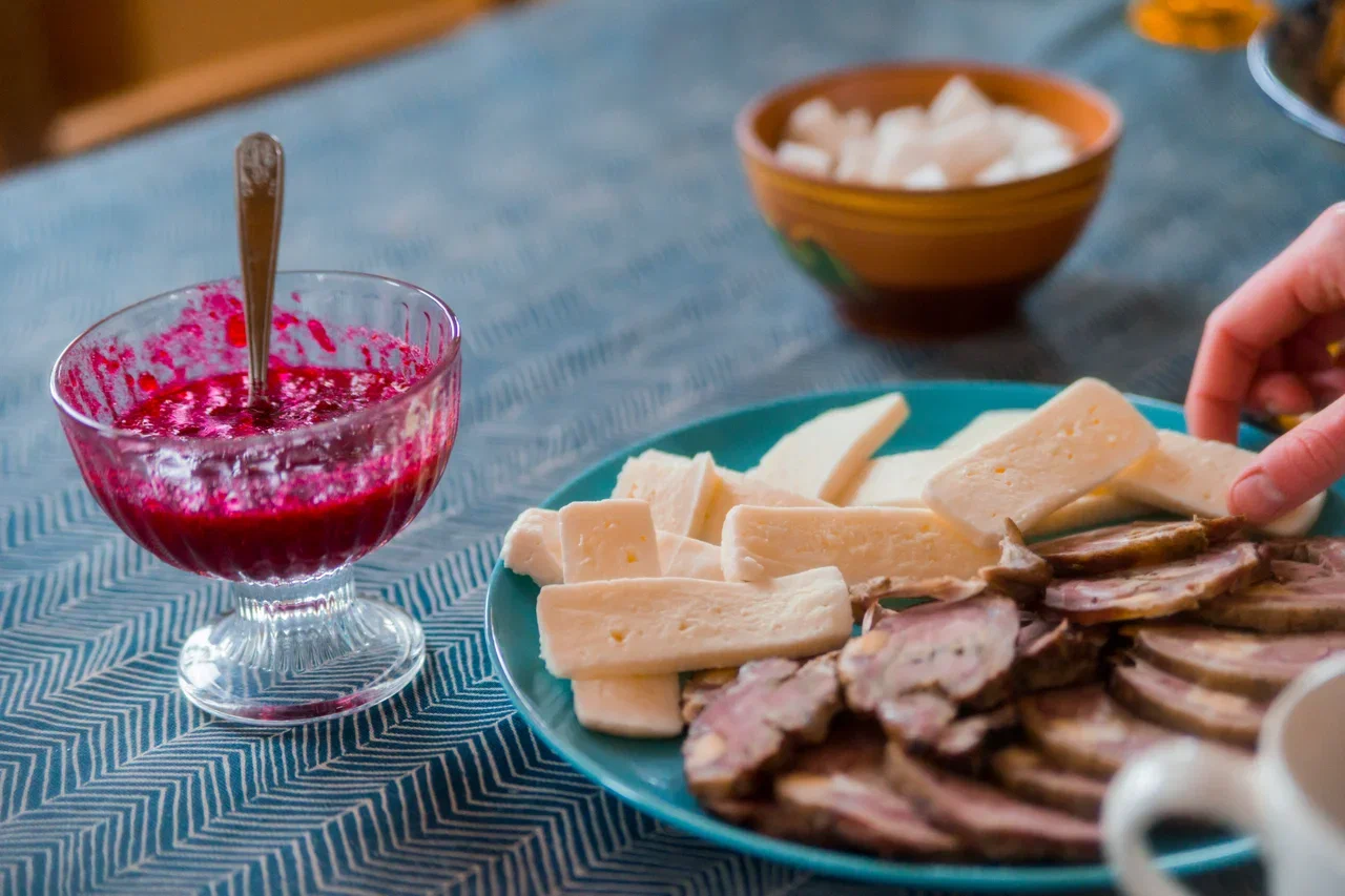 Стало известно, сколько будет стоить новогодний стол в этом году