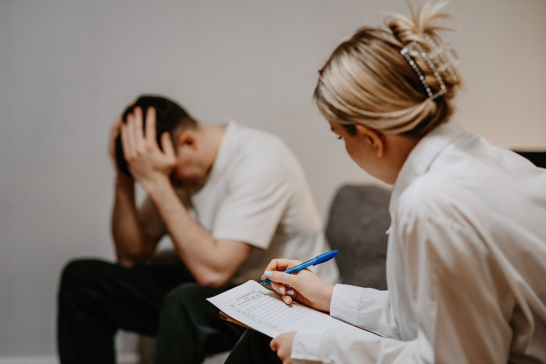 В Твери неизвестный сбил девушку и скрылся