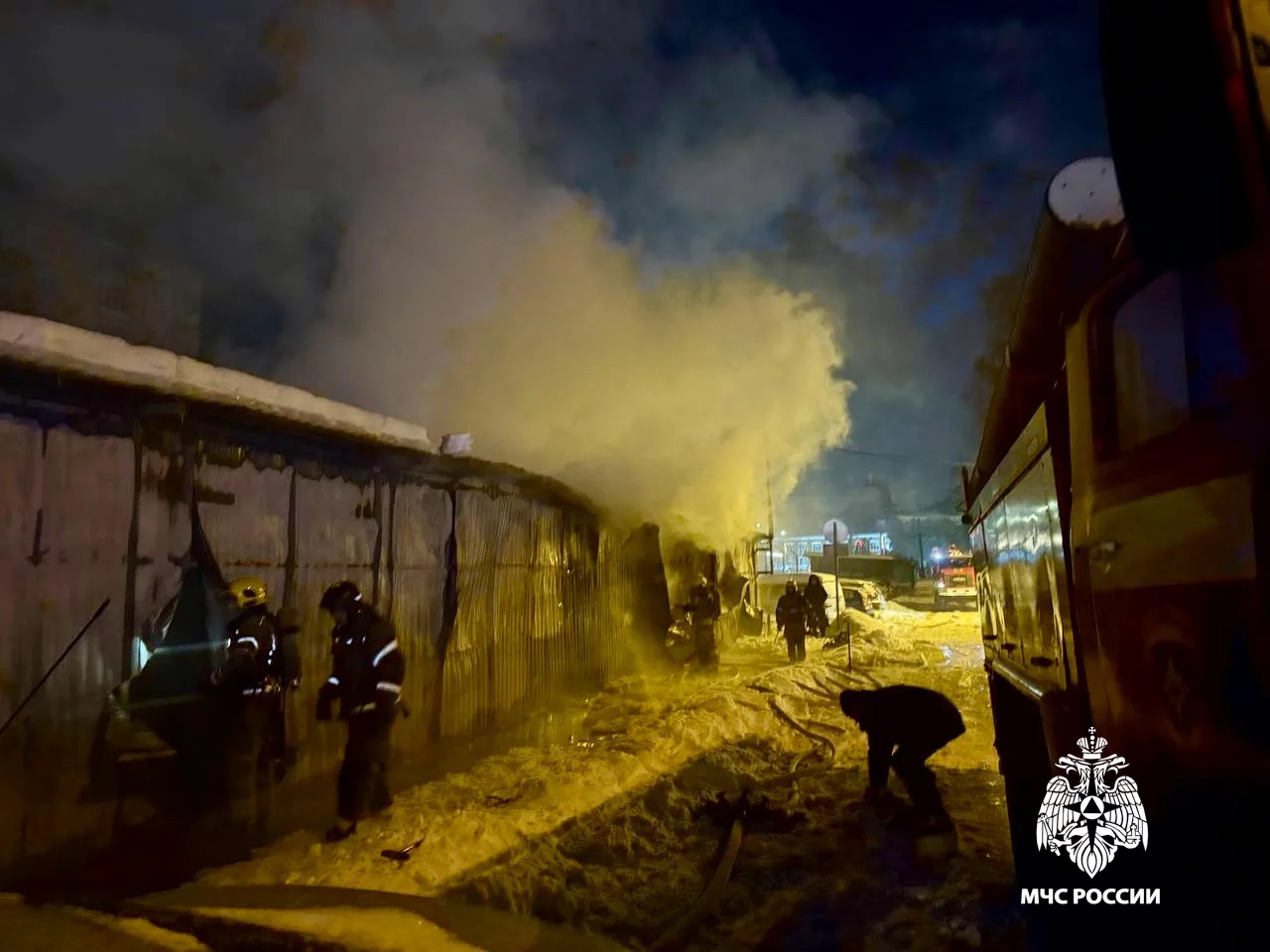 Опубликованы фото и видео с места ночного пожара на рынке в Твери