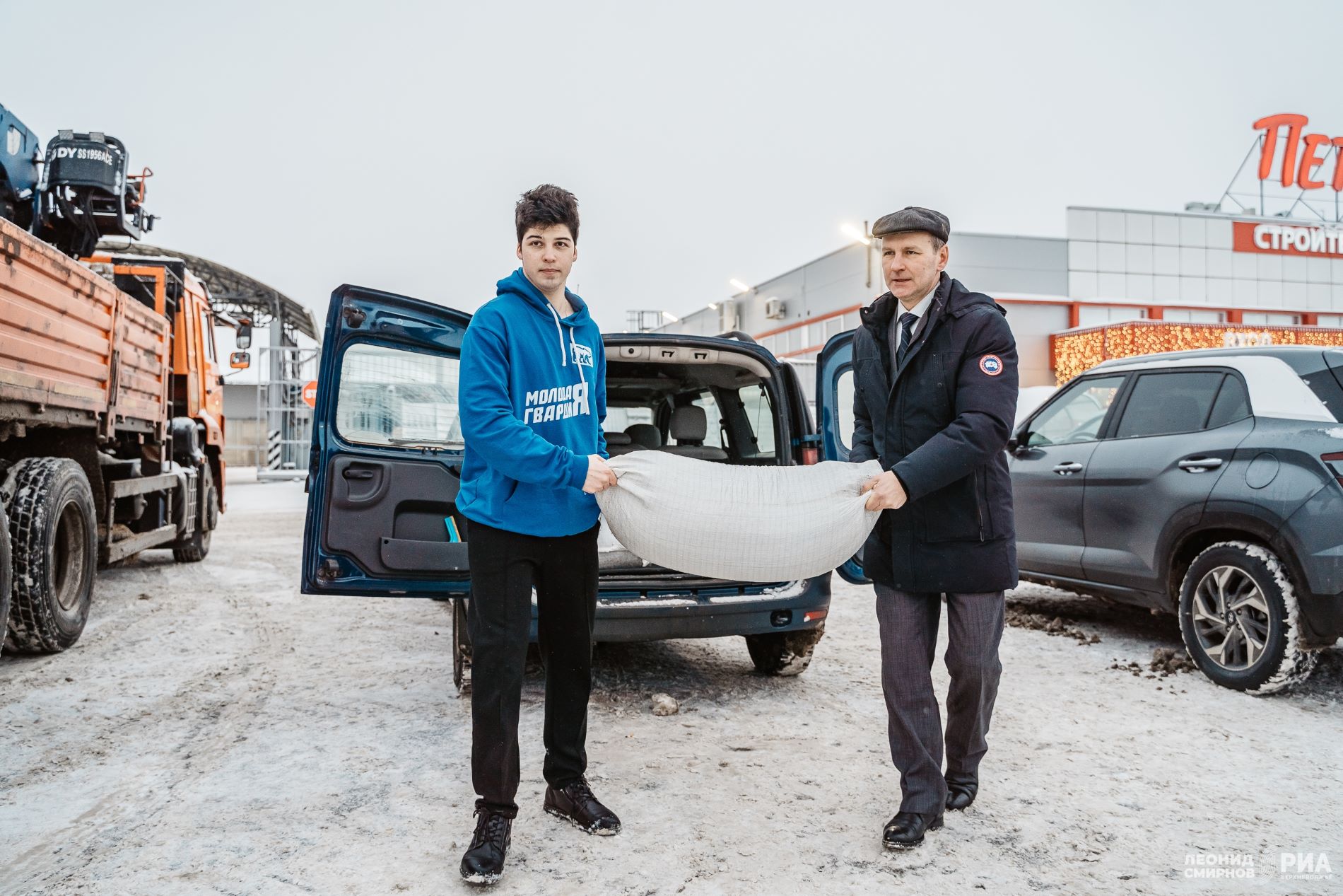 Из Твери в Бердянск отправили КамАЗ с гуманитарным грузом для животных