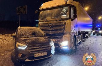 В Тверской области грузовик врезался в два автомобиля автомобиля