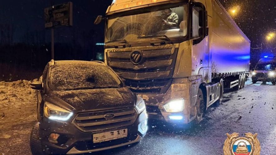 В Тверской области грузовик врезался в две машины и пешеходов