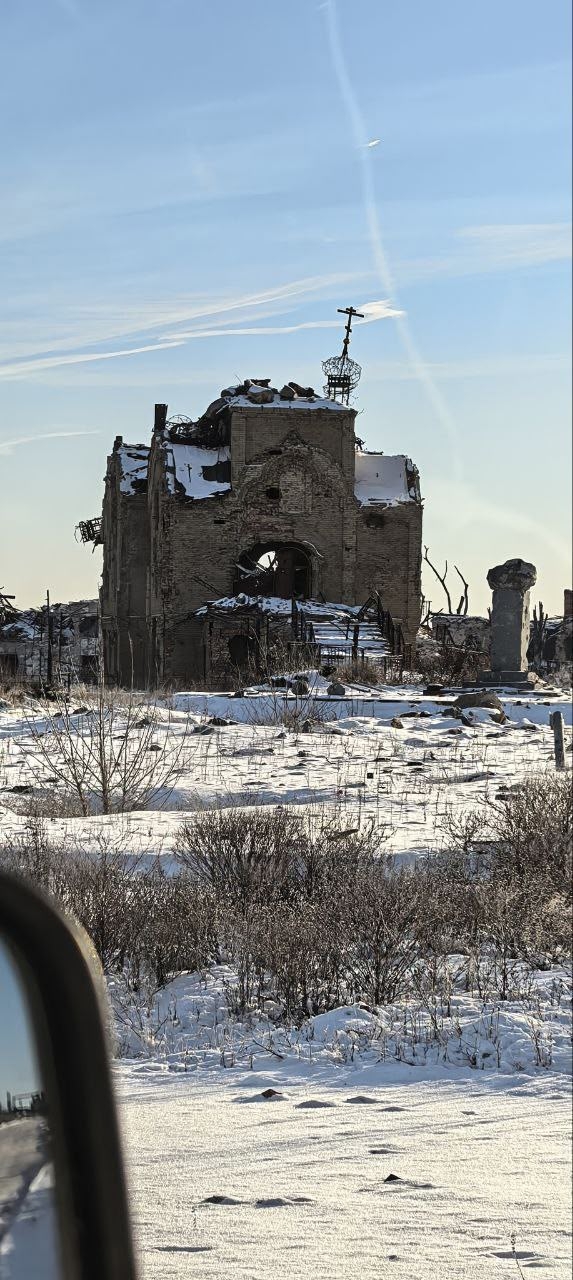 По пути на фронт машина волонтеров из Тверской области попала в воронку от снаряда