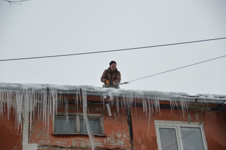 Жителям Твери напомнили, куда жаловаться на опасные сосульки сосульки
