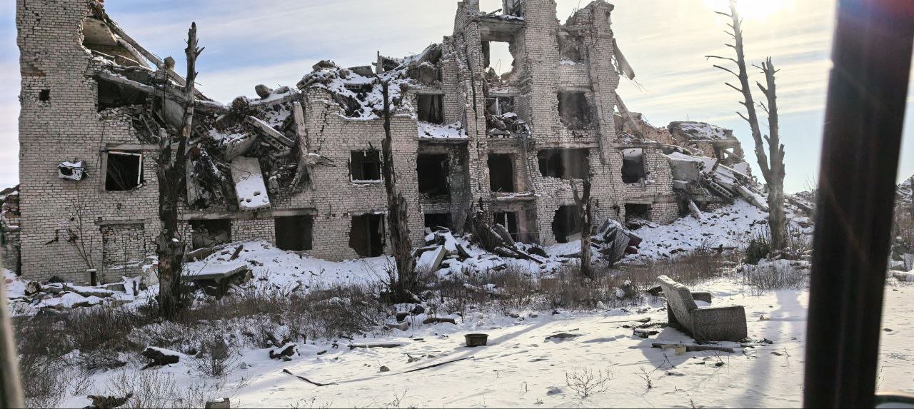 По пути на фронт машина волонтеров из Тверской области попала в воронку от снаряда