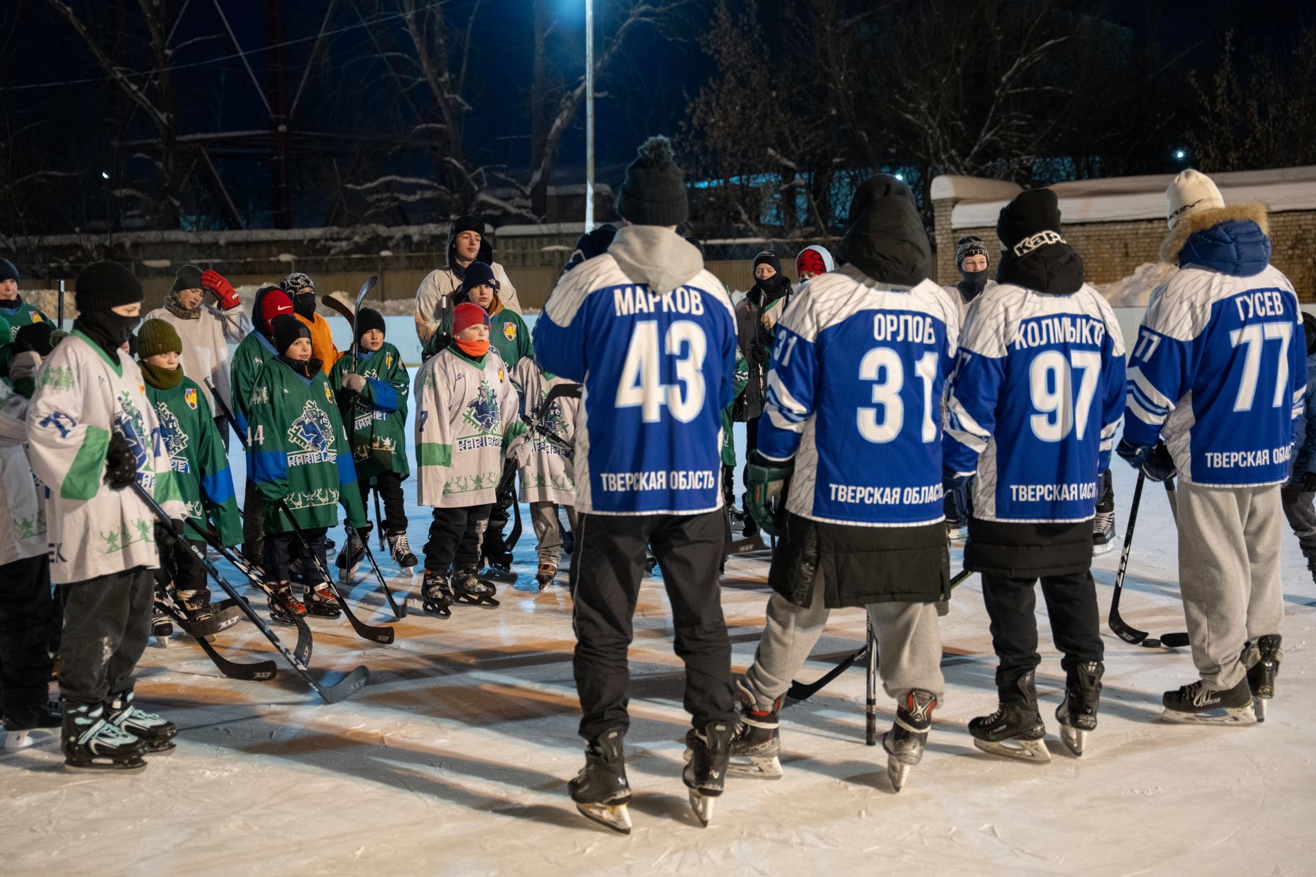 Звезда НХЛ подарил клюшки хоккеистам из Тверской области