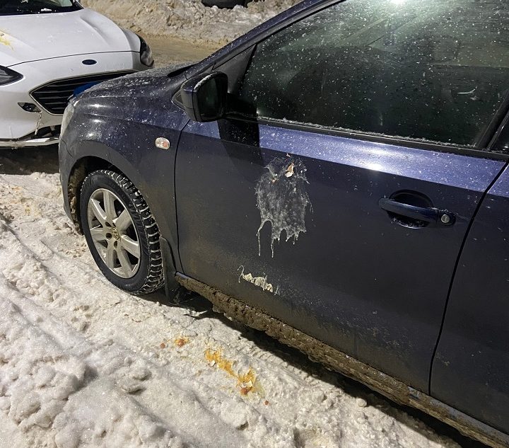 В Тверской области дети закидали машины яйцами