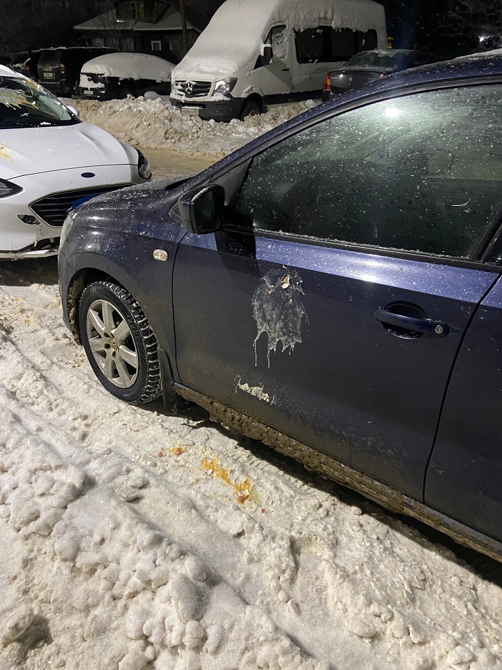 В Тверской области дети закидали машины яйцами