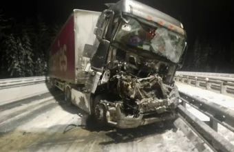 На трассе М-11 в Тверской области фура врезалась в отбойник М-11