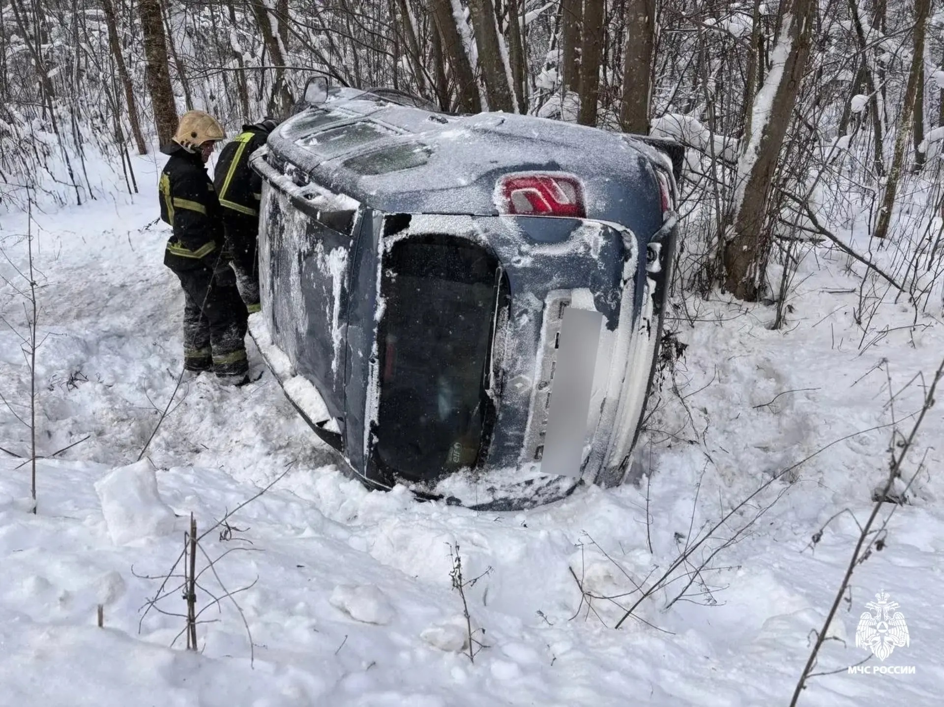 Под Тверью спасатели ликвидировали ДТП с опрокинувшейся легковушкой