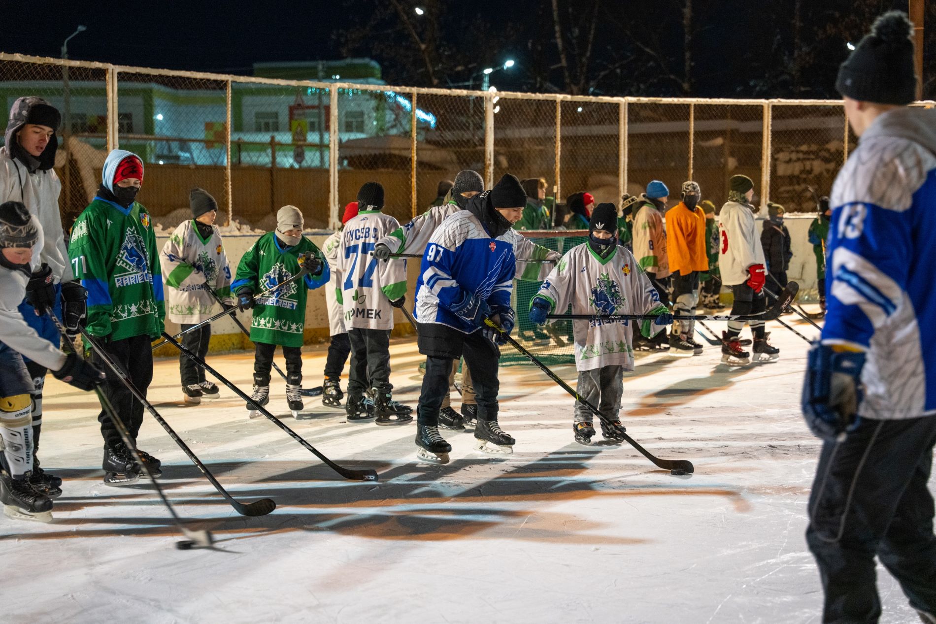 Звезда НХЛ подарил клюшки хоккеистам из Тверской области