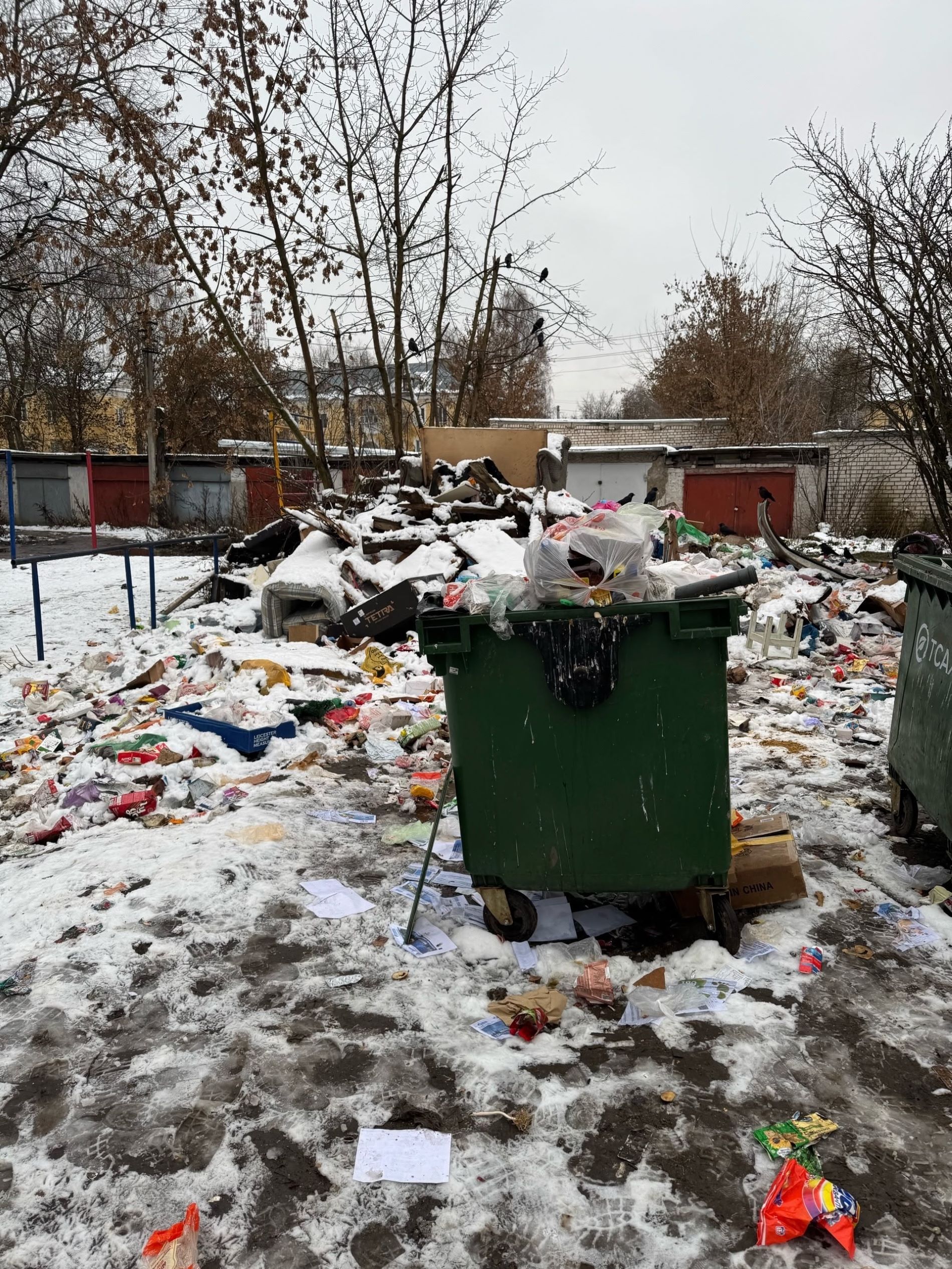 В Тверской области мусорные контейнеры поставили на детской площадке