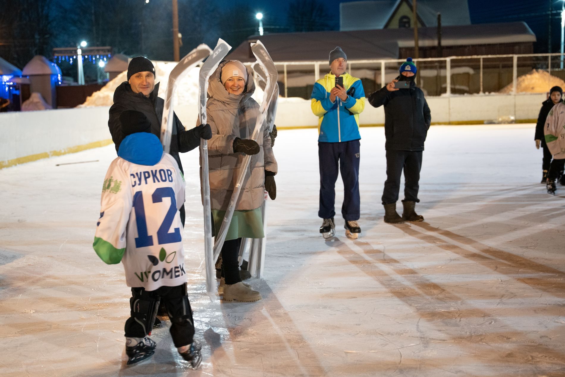 Звезда НХЛ подарил клюшки хоккеистам из Тверской области
