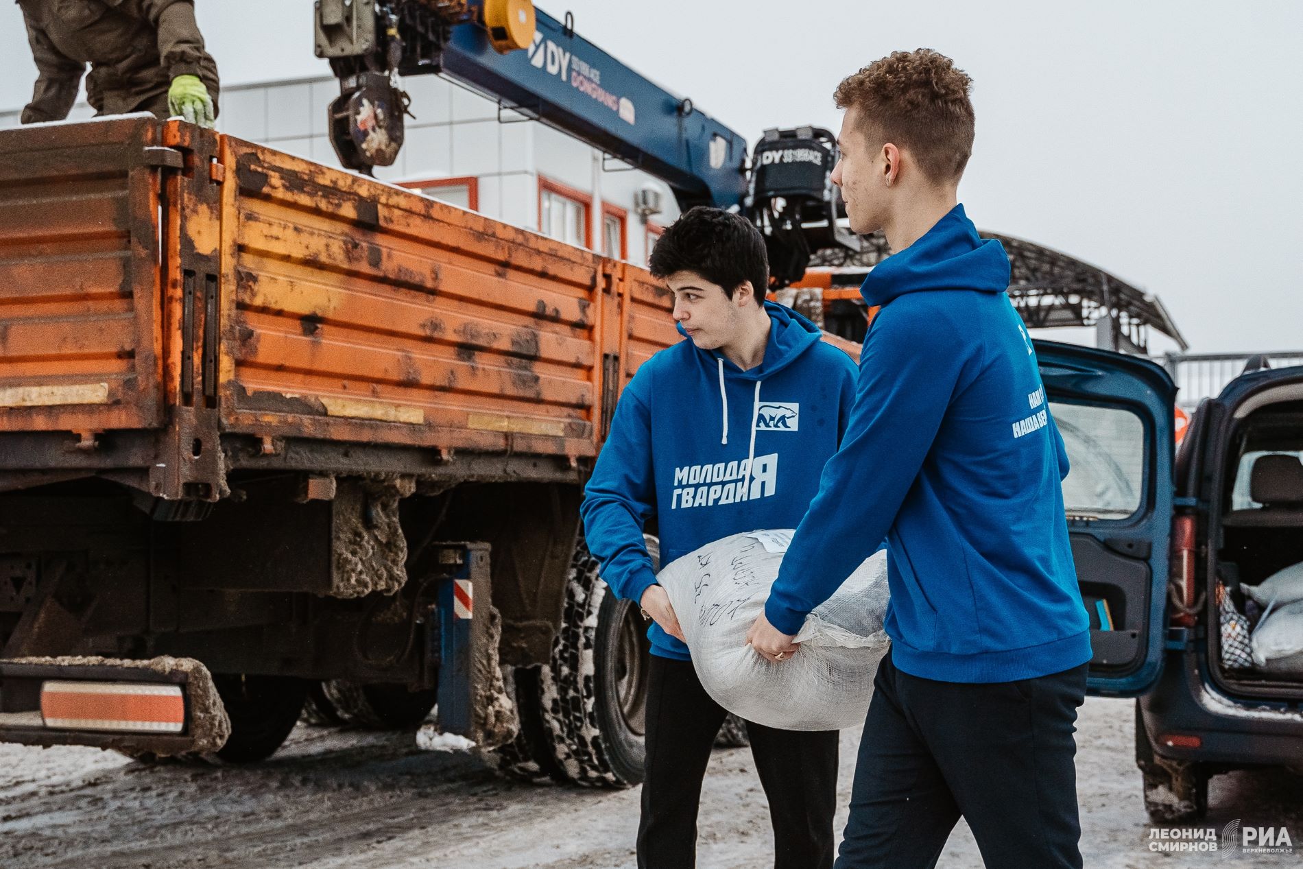 Из Твери в Бердянск отправили КамАЗ с гуманитарным грузом для животных