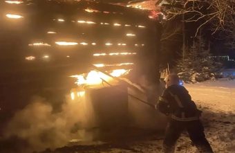 В Тверской области загорелись два жилых дома загорелись